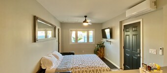 NEW!!! Adorable 1 bedroom suite w/private entrance