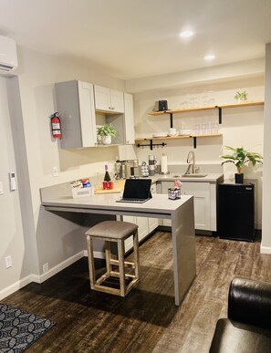 Réfrigérateur, cafetière/bouilloire, grille-pain