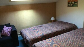 A room with two beds, a sofa, a lamp, and a painting on the wall. - 3* Chalet for 8, fireplace, parking, free shuttle (Les Angles)