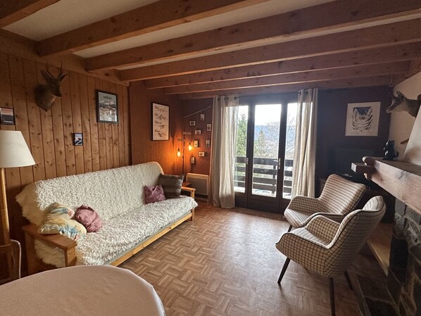 TV - 3* Chalet for 8, fireplace, parking, free shuttle (Les Angles)