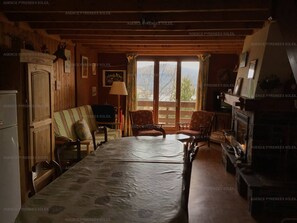 Interior - 3* Chalet for 8, fireplace, parking, free shuttle (Les Angles)