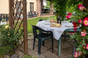Outdoor dining - VILLA BOTTERA  whit Jacuzzi in the garden from LANGHE/ALBA and the ALPI  (CASTELLETTO STURA)