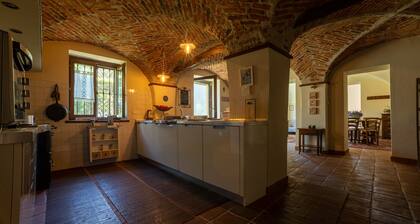 VILLA BOTTERA whit Jacuzzi in the garden from LANGHE/ALBA and the ALPI