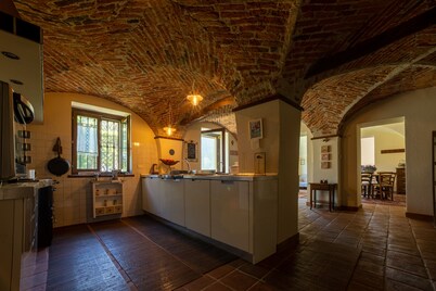VILLA BOTTERA  whit Jacuzzi in the garden from LANGHE/ALBA and the ALPI 
