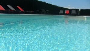 Ein klares Schwimmbecken mit sichtbaren Wellen auf der Wasseroberfläche.