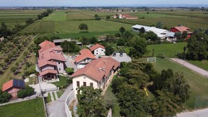 Exterior - VILLA BOTTERA  whit Jacuzzi in the garden from LANGHE/ALBA and the ALPI  (CASTELLETTO STURA)