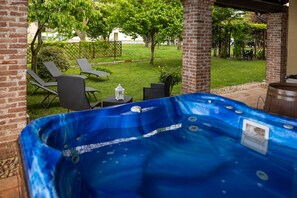 Outdoor spa tub - VILLA BOTTERA  whit Jacuzzi in the garden from LANGHE/ALBA and the ALPI  (CASTELLETTO STURA)