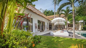 A modern villa with a pool, outdoor seating, and lush greenery. - Truly a Luxury Hidden Jewel in Paradise! Private, Romantic and Breathtaking! (Tumbu)