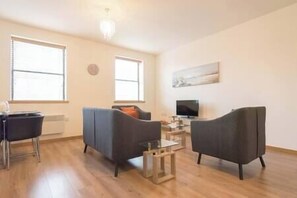 Living area - Comfortable Modern Apartment in Swindon, FREE parking sleeps up to 5 (Westlea)