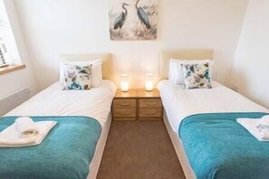 2 bedrooms - Comfortable Modern Apartment in Swindon, FREE parking sleeps up to 5 (Westlea)