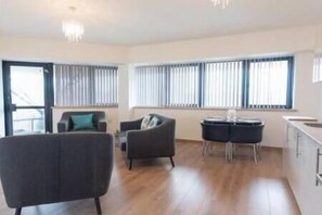 Living area - Comfortable Modern Apartment in Swindon, FREE parking sleeps up to 5 (Westlea)