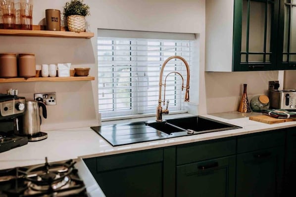 Fridge, microwave, oven, stovetop - Stylish and spacious Apartment in the heart of Historic Market town of Beverley. (Beverley)