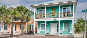 Sea Escape House, just steps to the Beach! Amazing location! 6Br / 4Ba