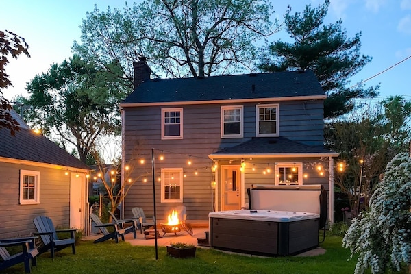 Backyard Retreat - Hot tub! Enjoy a quiet night around the fire! There is a grate on the firepit to grill up your favorites!!