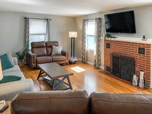 Smart-TV, Kamin, Videospiele, Hulu