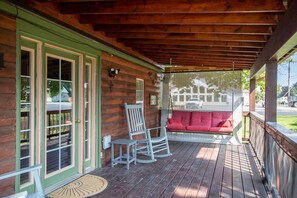 Terrace/patio - Bungalow near downtown Stevensville offers both rustic charm and small town vibes. (Stevensville)