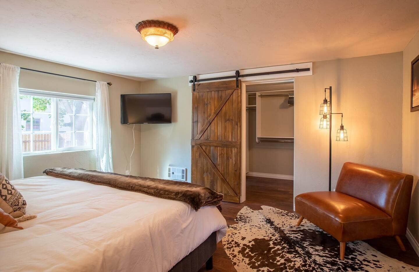 3 bedrooms, desk, iron/ironing board, travel crib