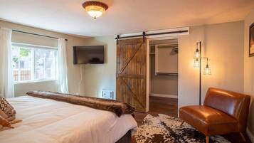 3 bedrooms, desk, iron/ironing board, travel crib