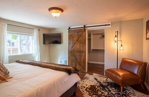 3 bedrooms, desk, iron/ironing board, travel cot