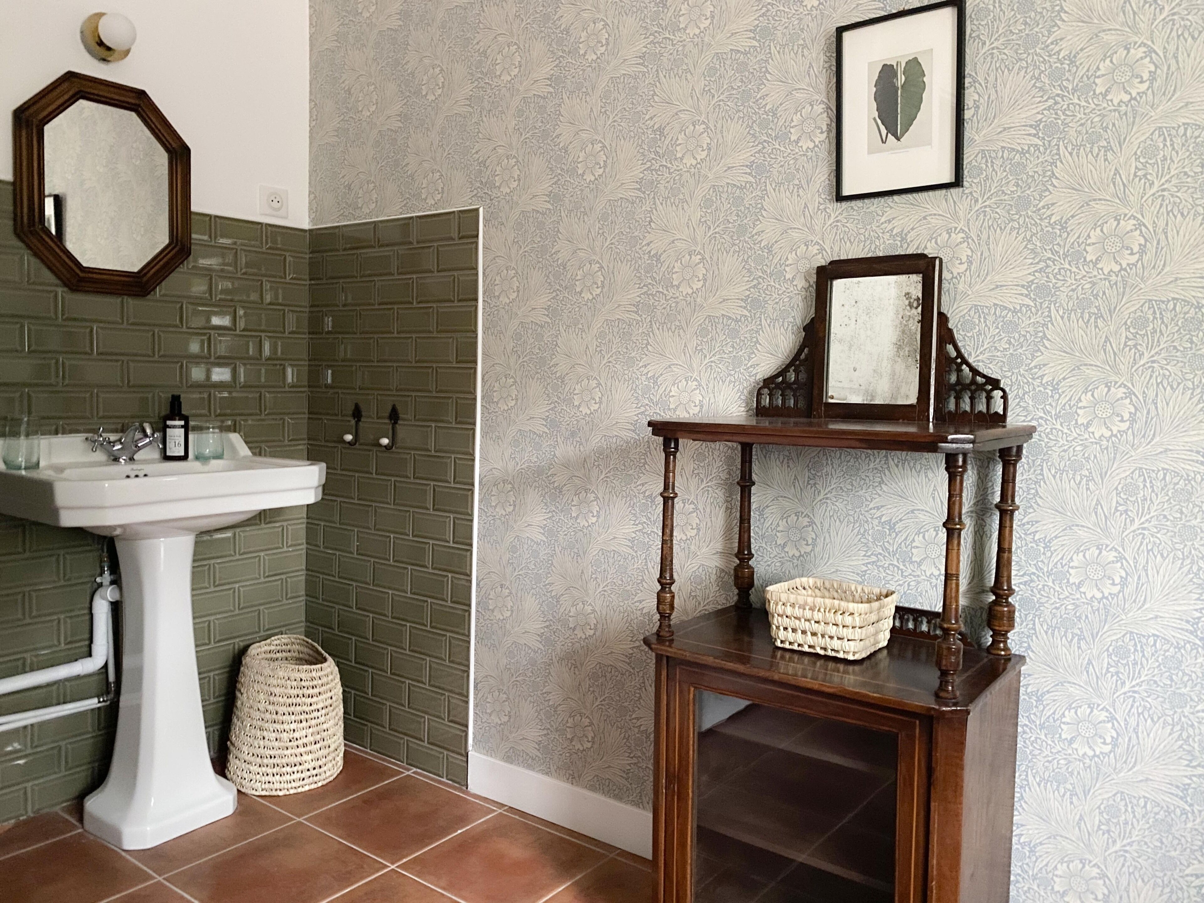 Een bad, een haardroger, handdoeken, zeep