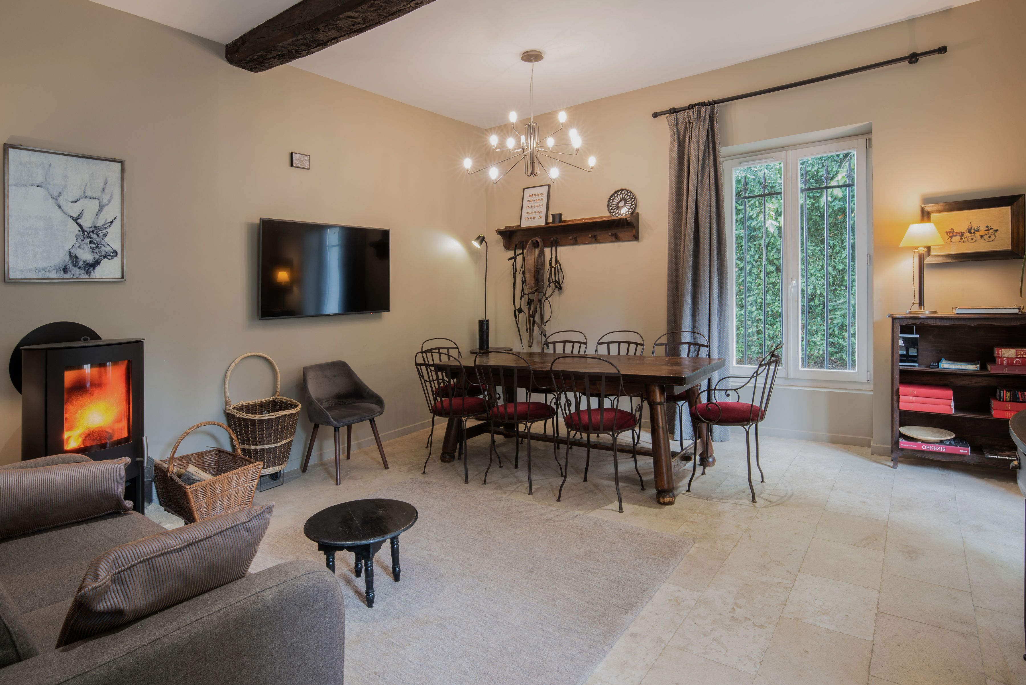 Una televisión, una chimenea