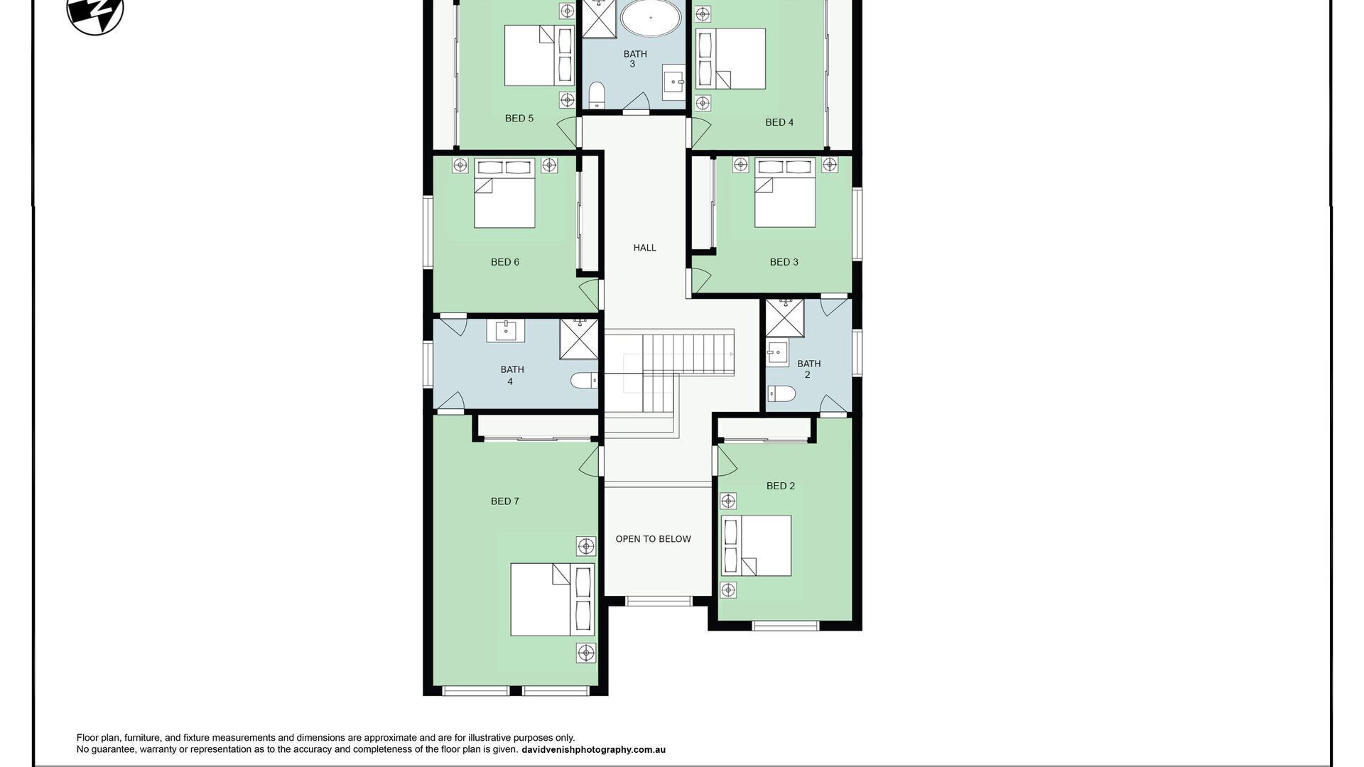 En planritning över ett hotell med sju sovrum, tre badrum och en central hall.