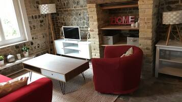 Una Smart TV, una mesa de tenis de mesa, libros, una oficina