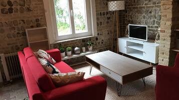 Smart-tv, bordtennisbord, bøger, kontorer