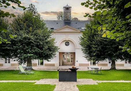 Speisen im Freien. Appartement du domaine de Maffliers up to 6 pers.