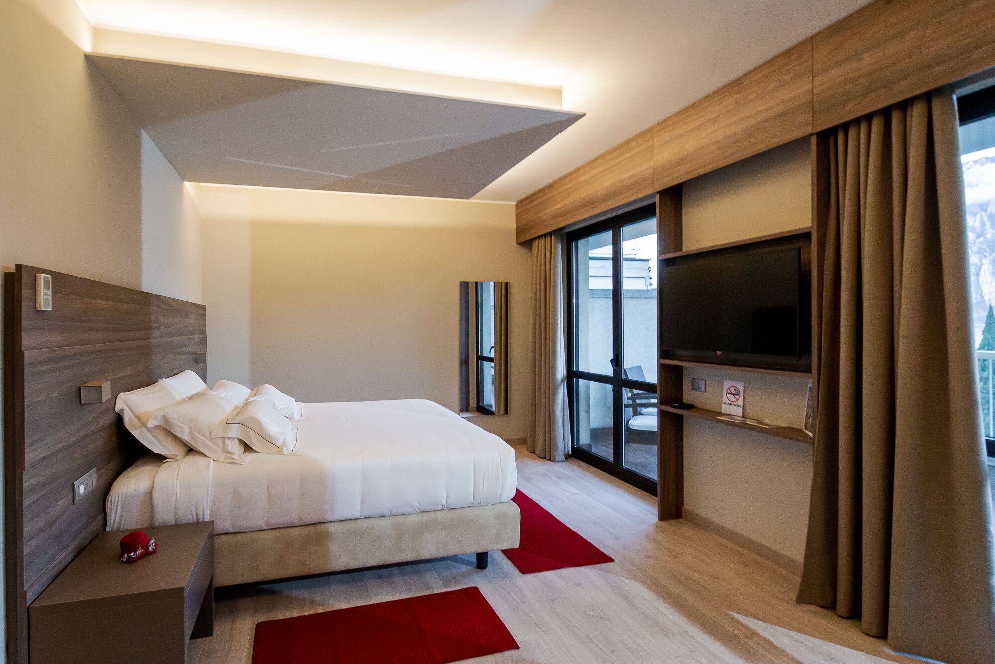 deluxe room | 1 bedroom, down duvets, minibar, in-room safe