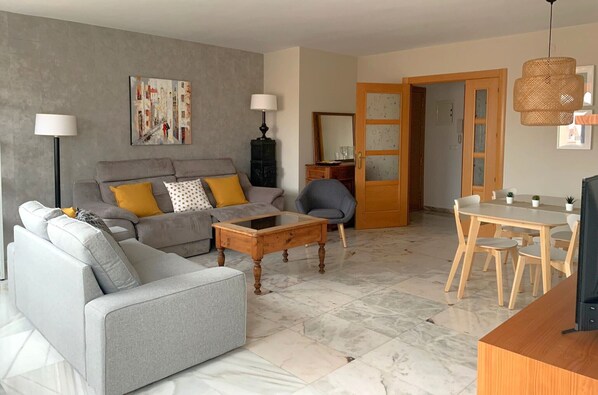 Smart TV - Spacious and bright apartment next to the beach (Fuengirola)