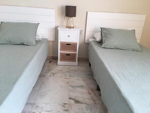 2 bedrooms, in-room safe, iron/ironing board, travel cot - Spacious and bright apartment next to the beach (Fuengirola)