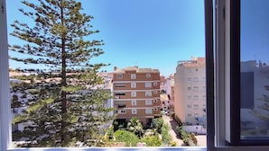 Un edificio residencial con varios balcones y una vista despejada del cielo.