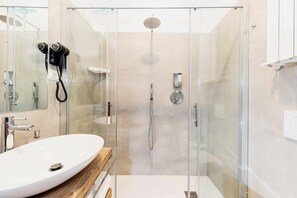 Dusche, Haartrockner, Bidet, Handtücher