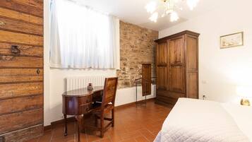 3 Schlafzimmer, Schreibtisch, Bügeleisen/Bügelbrett, Reisekinderbett