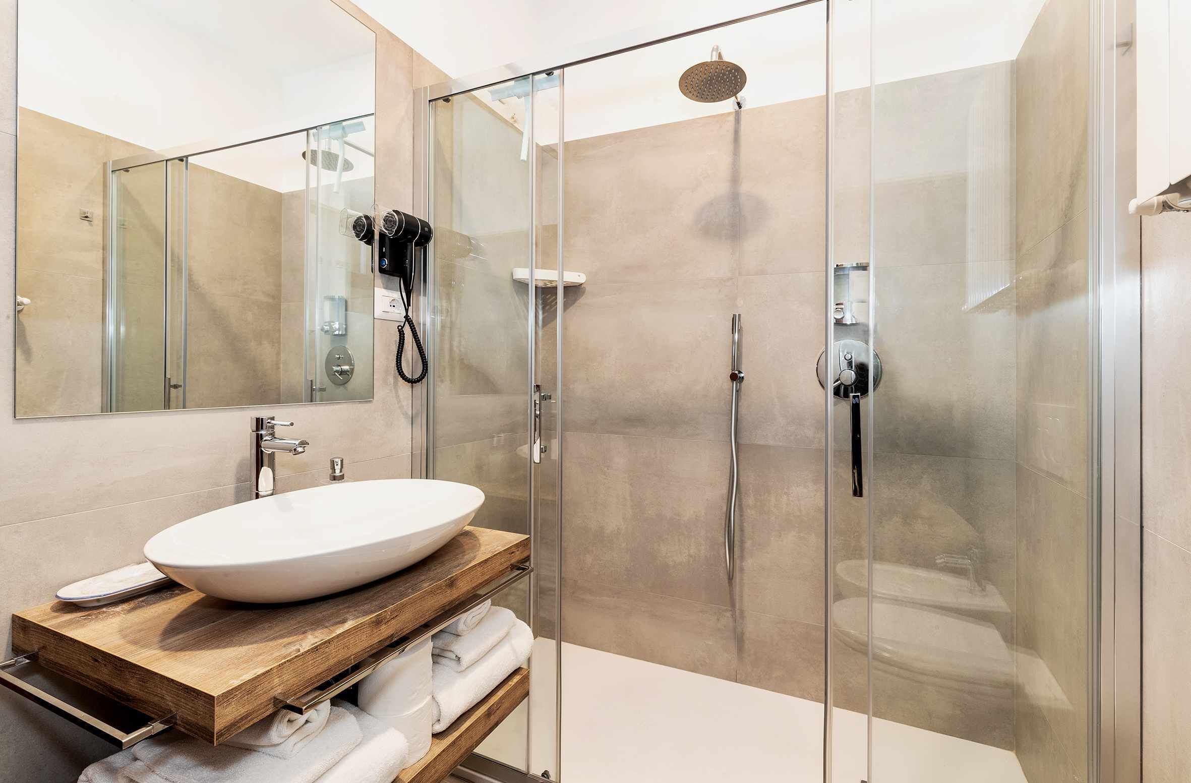 Douche, sèche-cheveux, bidet, serviettes fournies