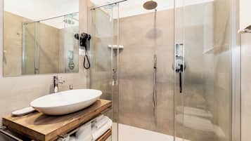 Douche, sèche-cheveux, bidet, serviettes fournies