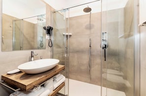 Dusche, Haartrockner, Bidet, Handtücher