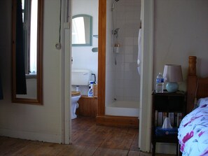 Bañera con ducha, secador de pelo, toallas, papel higiénico