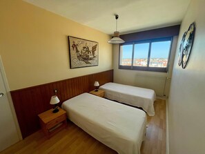 2 bedrooms, WiFi - Oceanfront T3 Apartment: Balcony, Sea Views, Central Beach Location, les Sables d'Olonne (Les Sables-d'Olonne)