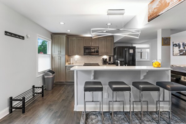 Kühlschrank, Mikrowelle, Ofen, Herdplatte