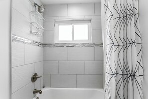 Combined shower/bathtub, free toiletries, hair dryer, towels