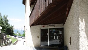 A building with a wooden balcony and a sign reading "LA BERANGERE 2". - Bright studio in Pra Loup 1500 for 4/5 people, easy ski lift access (Pra-Loup)