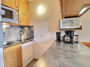 Cafetera y tetera, refrigerador, microondas y horno 