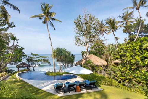 Your own beach and staff in this 2 BR stunning villa! Close to Balian Beach!