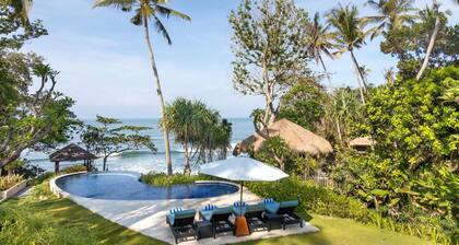 Your own beach and staff in this 2 BR stunning villa! Close to Balian Beach!
