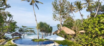Your own beach and staff in this 2 BR stunning villa! Close to Balian Beach!
