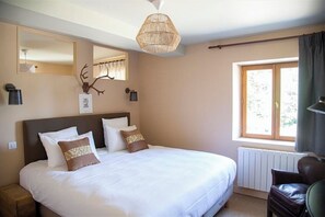 3 bedrooms, travel cot, free WiFi, bed sheets
