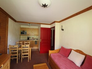Interior - 4-person apt, ski-in/ski-out with pool and parking, Lanslebourg-Val Cenis (Lanslebourg-Mont-Cenis)