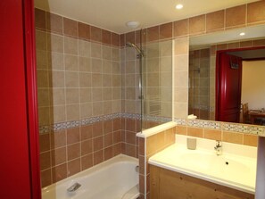 Bathroom - 4-person apt, ski-in/ski-out with pool and parking, Lanslebourg-Val Cenis (Lanslebourg-Mont-Cenis)